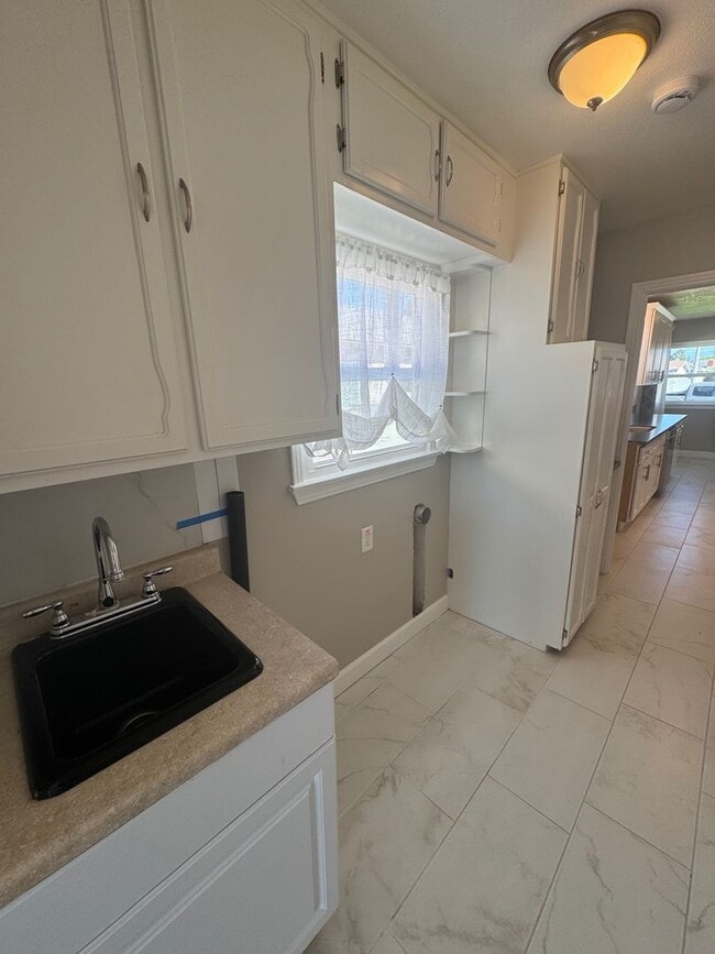 Building Photo - Large 4 bedroom 2 Bathroom for rent
