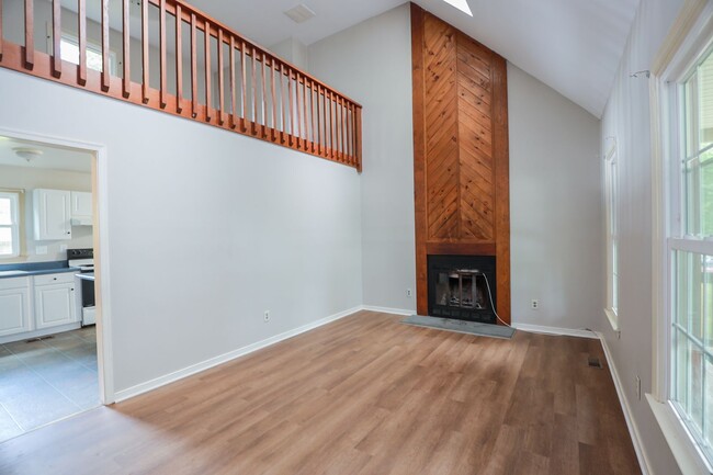Building Photo - -- Available Now!  Spacious 4 Bed 2 Bath C...