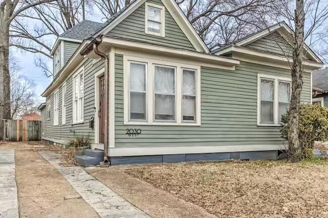 Building Photo - 2030 Young Ave