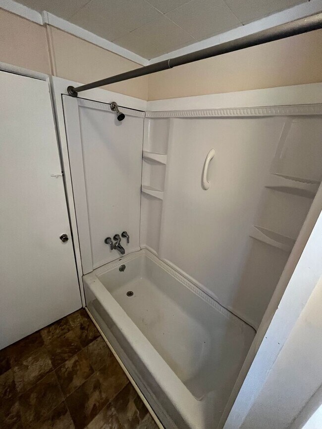 Building Photo - Section 8 Accepted, Charming 2BR 1 BA Home...