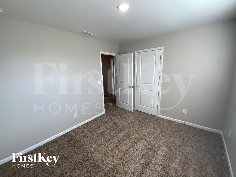 Building Photo - 144 Fairfield Dr