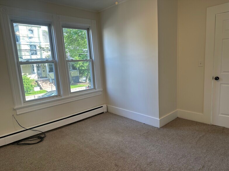 Building Photo - 10 Clinton St