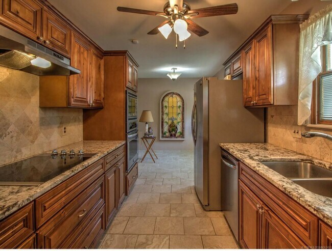 Building Photo - 3 bed 2 Bath, 2 car garage!