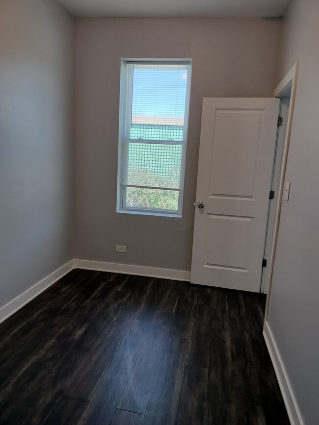 Building Photo - 1943 W 48th St