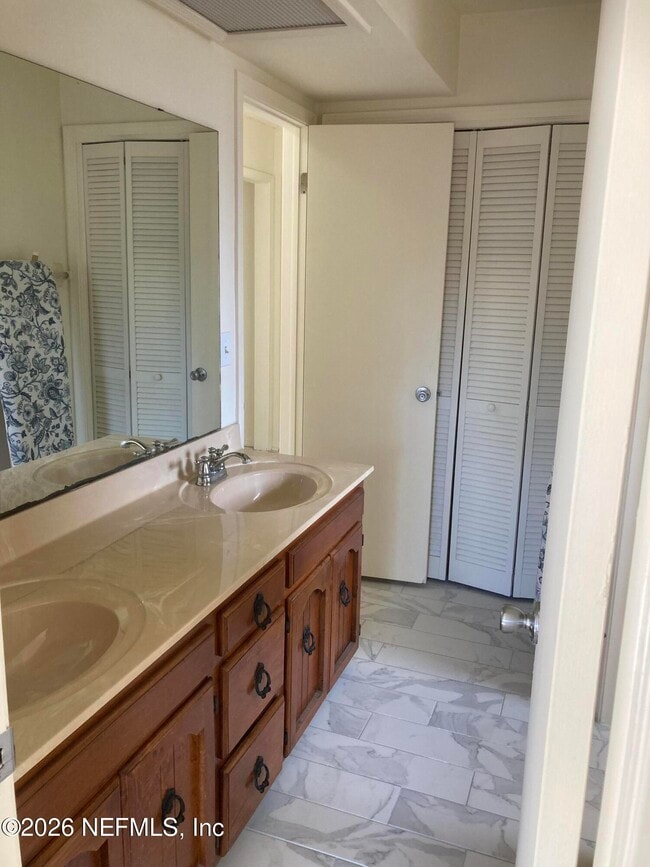 Building Photo - 5240 River Park Dr