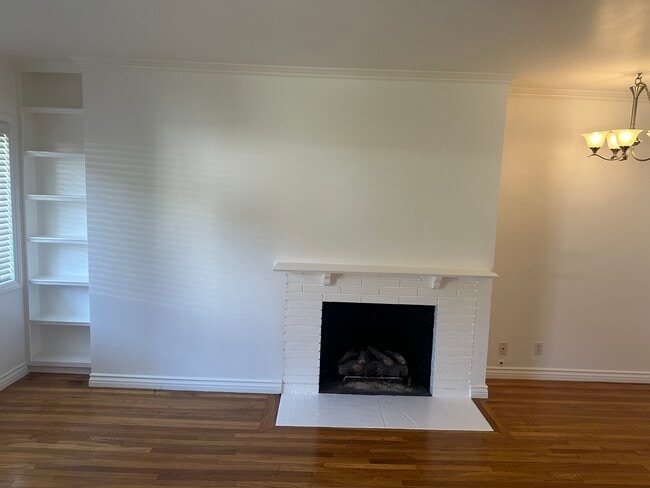 Building Photo - 933 W Huntington Dr