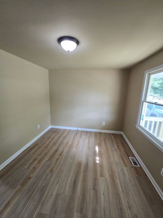 Building Photo - NEWLY REMODELED 3 bedroom house in Colonial Heights
