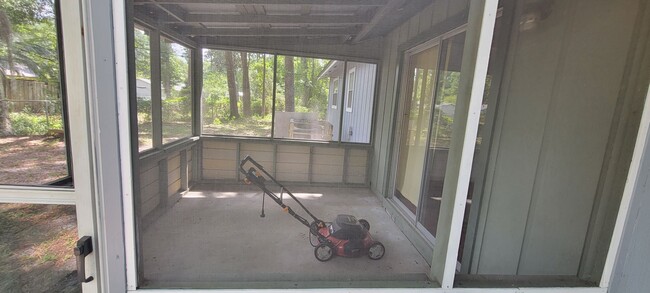Building Photo - 3/2 Home in Vastavia Subdivision