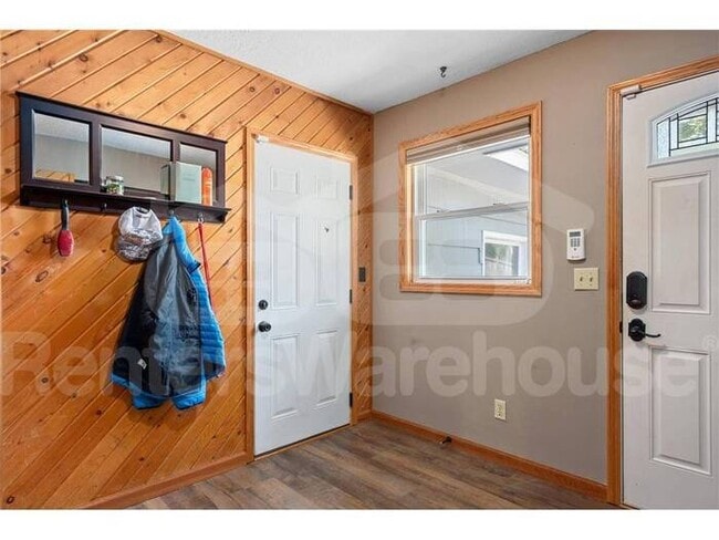 Building Photo - Available 11/1 - very well maintained 4 be...