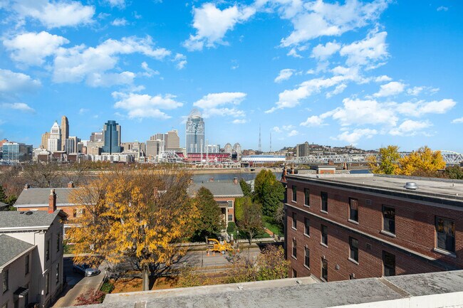 Building Photo - 323 E 2nd St