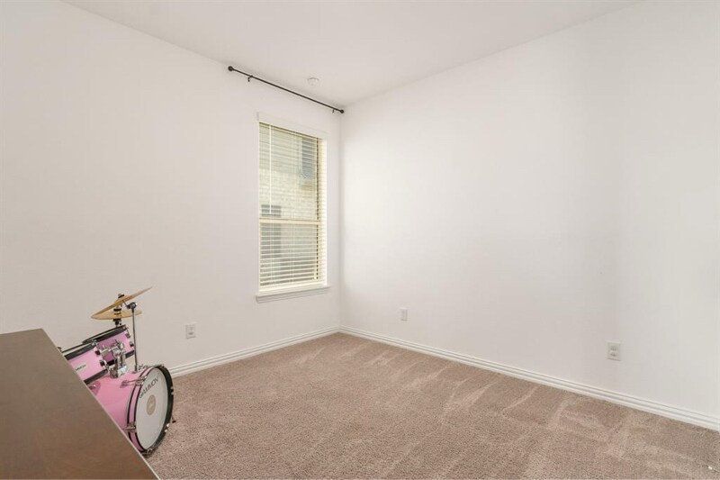 Building Photo - 905 Rosebay Dr
