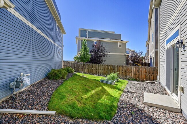 Building Photo - $2,595.00, 2-bed, 2.5-bath located in Aurora.