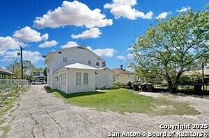 Building Photo - 827 Steves Ave
