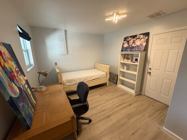 Building Photo - 3/2 Pool & Patio home in Stuart! Pool / Lawn care included!