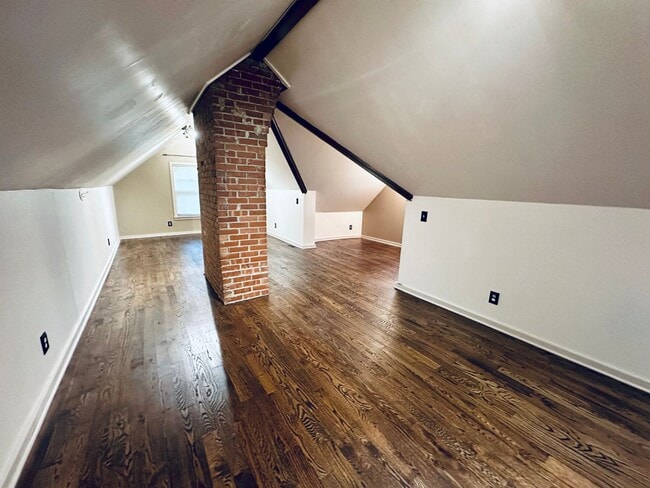 Building Photo - {8100} Picture Perfect Leawood Cottage + C...