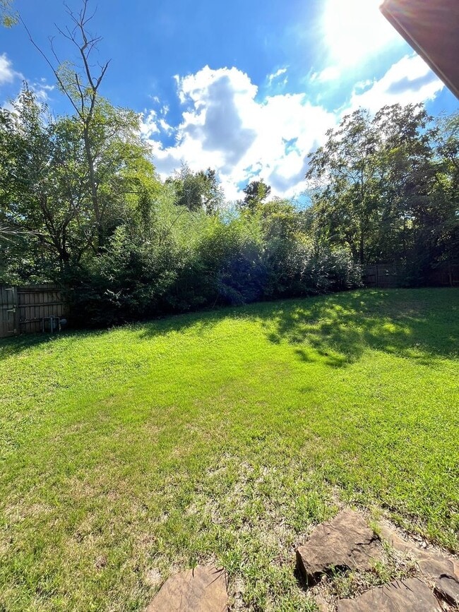 Building Photo - 3 bedroom 2 bath home, large lot, close to...
