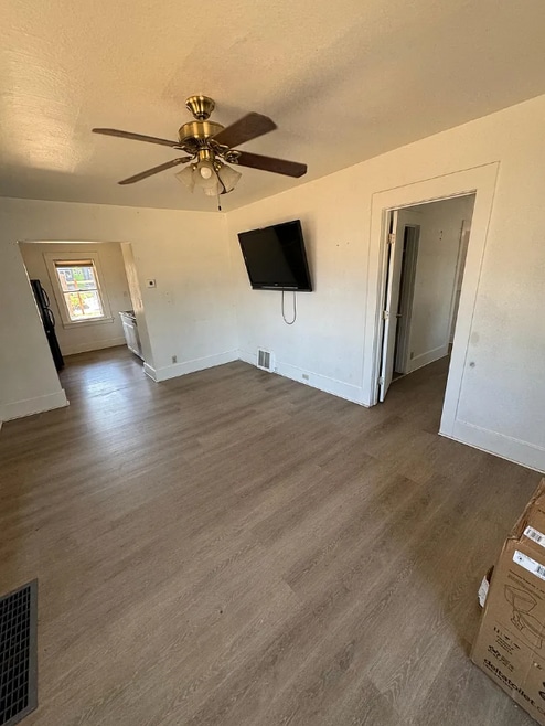 Building Photo - 225 SE Vine Ln