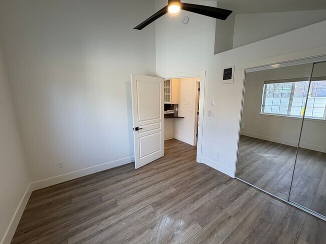 Building Photo - Remodeled 1 Bed/1 Bath Unit in Prime Location - Broadway