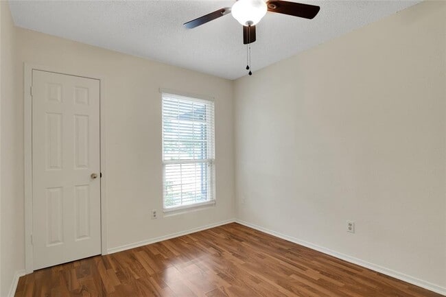 Building Photo - 616 Russet Valley Dr