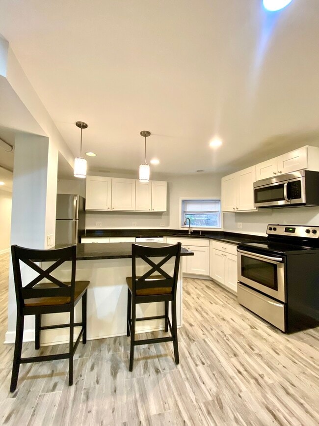 Building Photo - 1721 W Bryn Mawr Ave