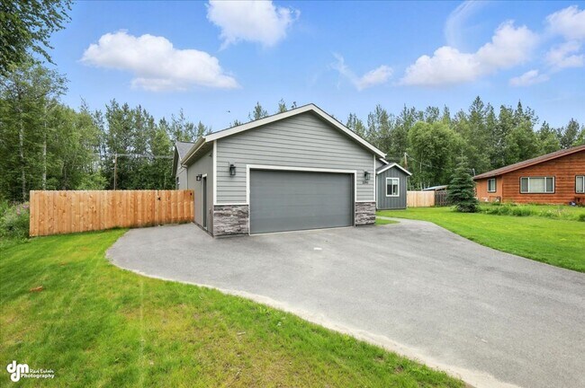 Building Photo - 4 BEDROOM | 2 BATHROOMS | 3 CAR GARAGE | M...