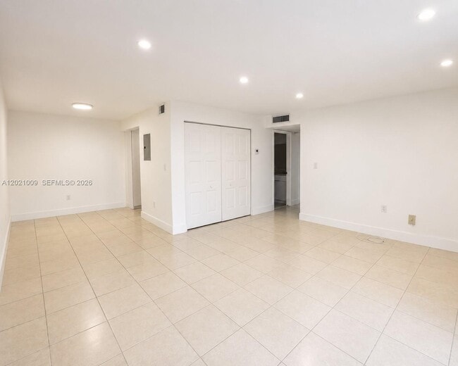 Building Photo - 7160 Fairway Dr