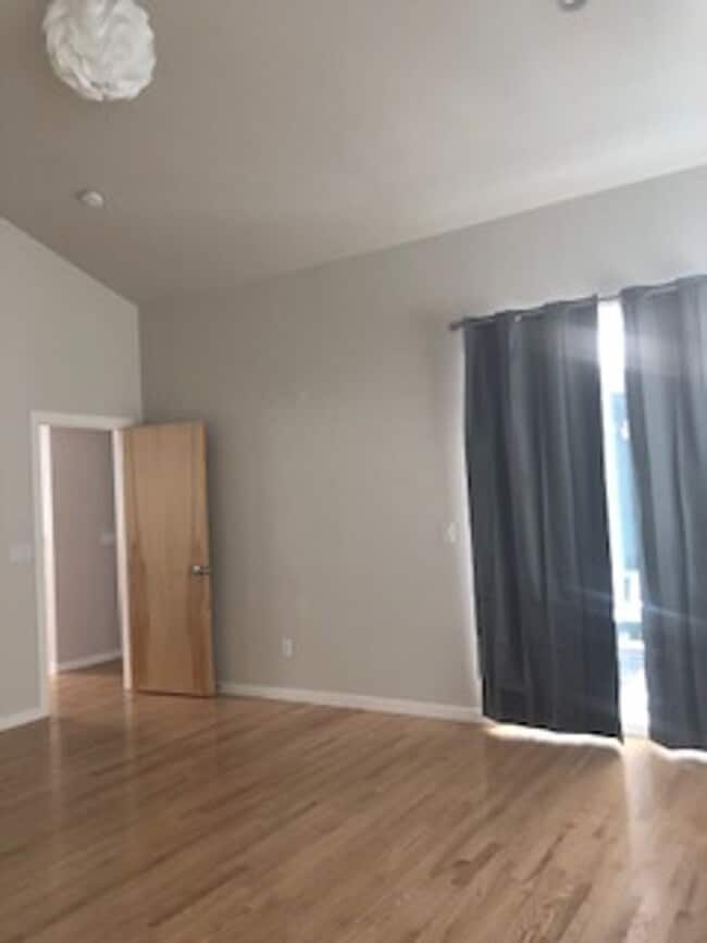 Building Photo - Lovely and Light Open Concept Louisville H...