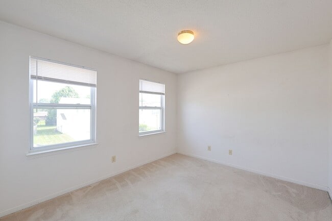 Building Photo - Spacious 4-Bed Waterfront Home in Westmere...