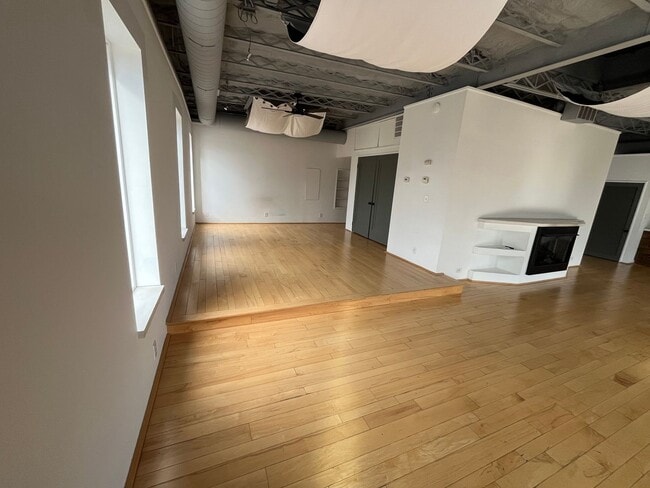 Building Photo - 10 E Broadway