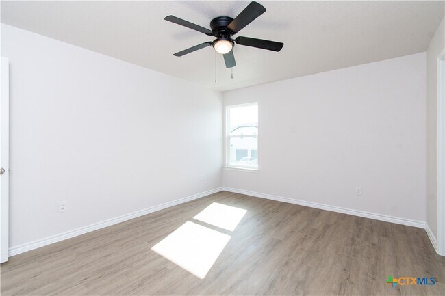 Building Photo - 802 White Meadow Ln