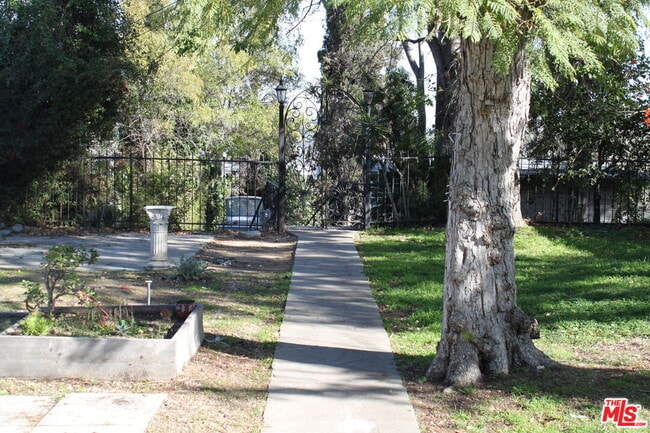 Building Photo - 2335 Silver Ridge Ave