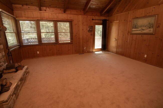 Building Photo - Spacious Three Bedroom