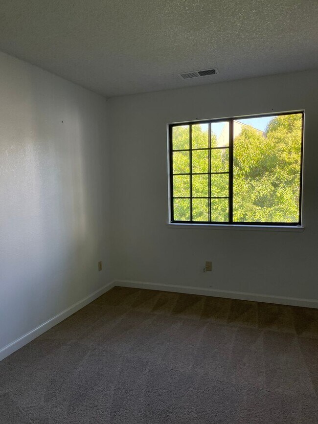 Building Photo - Bennett Valley Condo with Garage!