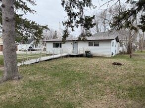 Building Photo - 477 Maple St