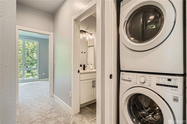 Building Photo - Spacious end-unit 3 bed townhome near Seat...