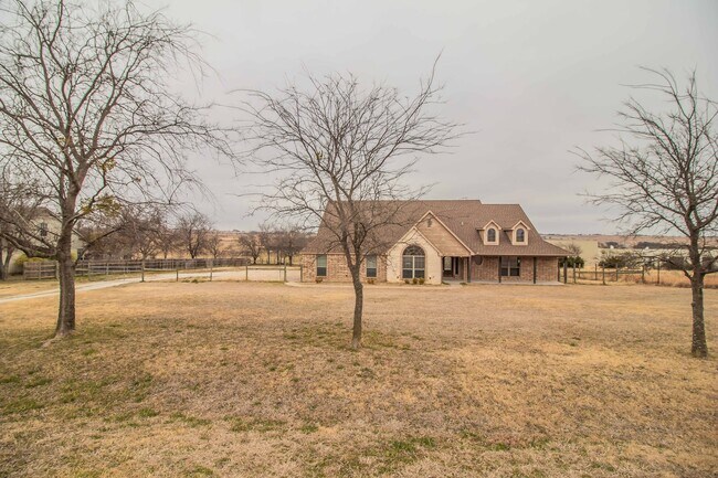 Building Photo - Beautiful Traditional Home on Over an Acre in Weatherford!