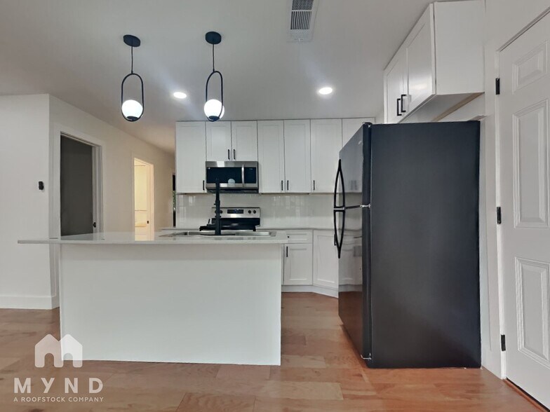 Building Photo - 1603 Rutland Dr