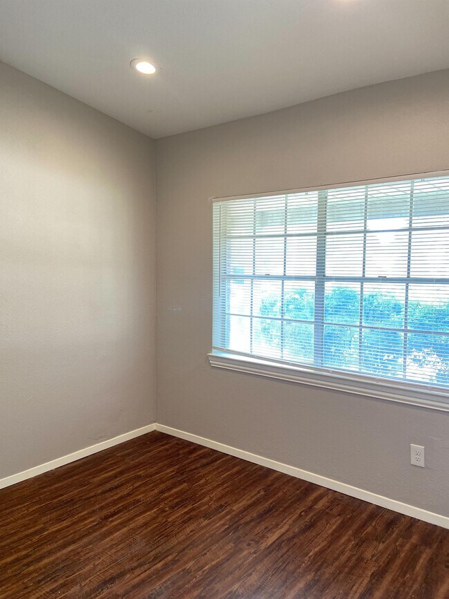 Building Photo - 4BR/2.0BA Single Family - Garland