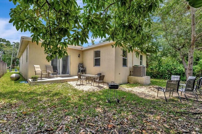 Building Photo - 1816 SW 21st St