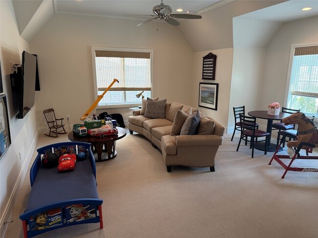 Building Photo - 11 Edge Hill Dr