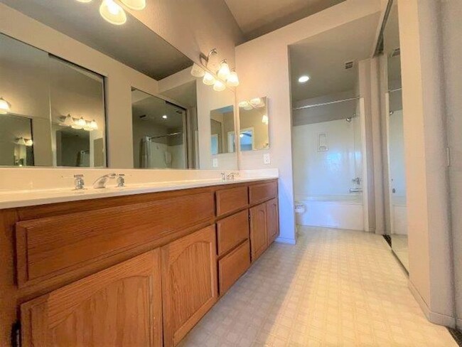 Building Photo - Clayton Beautiful 3 bedroom 2.5 bathroom w...