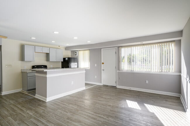 Building Photo - Oxon Hill Village