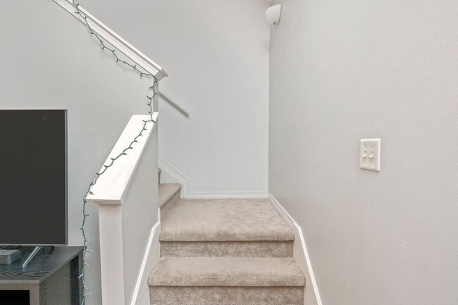 Building Photo - 3 Bedroom in Navarre!!