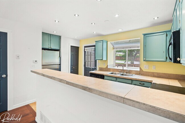 Building Photo - 1253 S Flower Cir