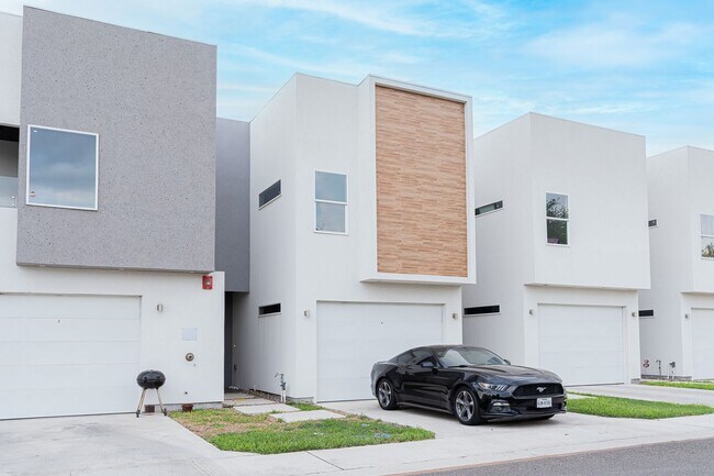 Building Photo - Beautiful 3 Bedroom Townhome in McAllen