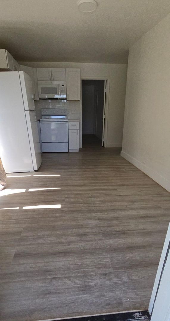 Building Photo - Charming Studio Unit for Lease – Cozy Livi...
