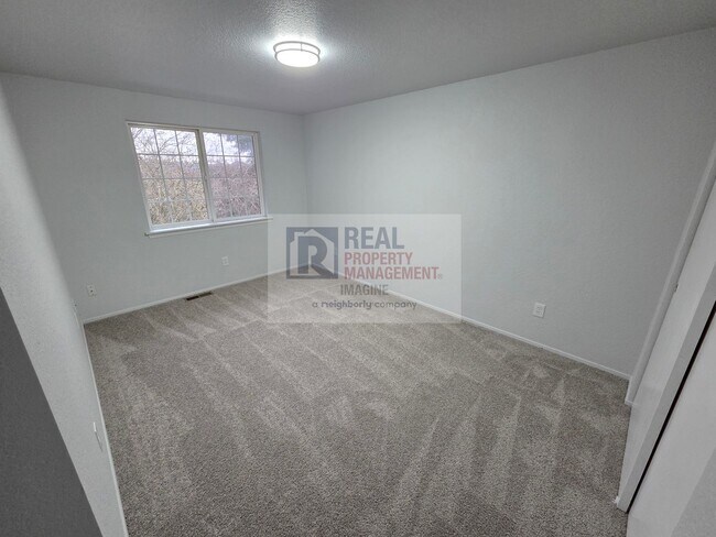 Building Photo - Check Out This Completely Remolded 3 Bedroom, 2.5 Bath Townhome!
