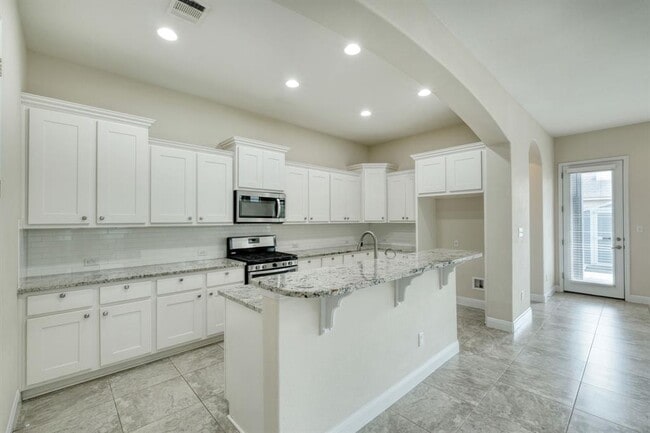 Building Photo - 204 Blue Spruce Way