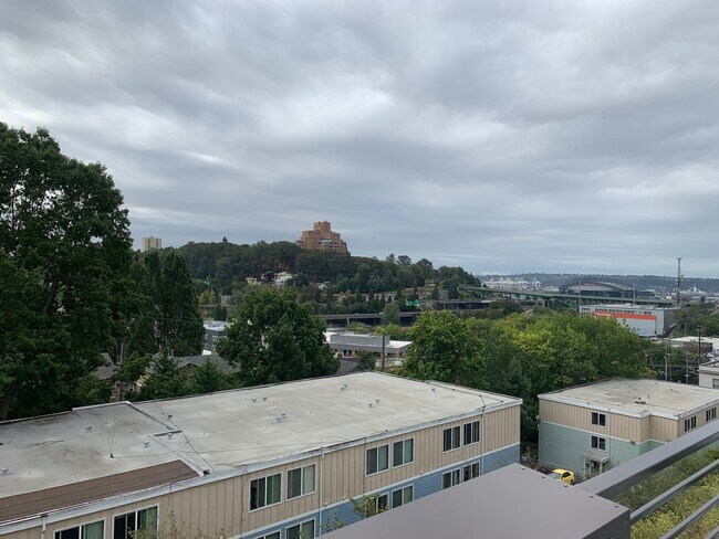 Building Photo - 1631 S King St