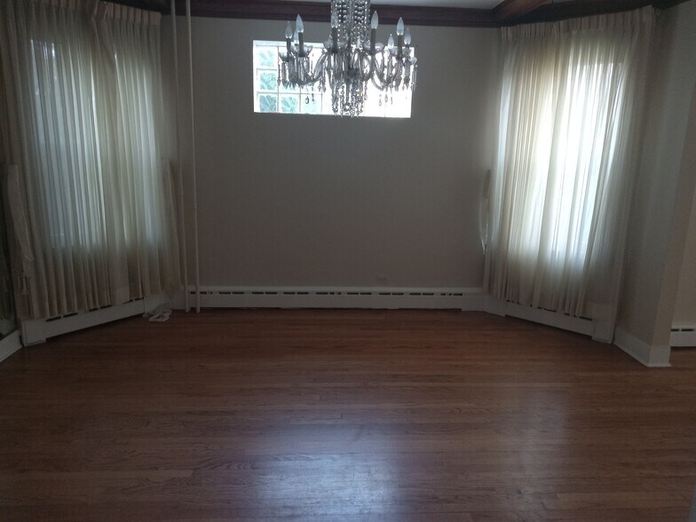 Dinning room - 5026 W Hutchinson St